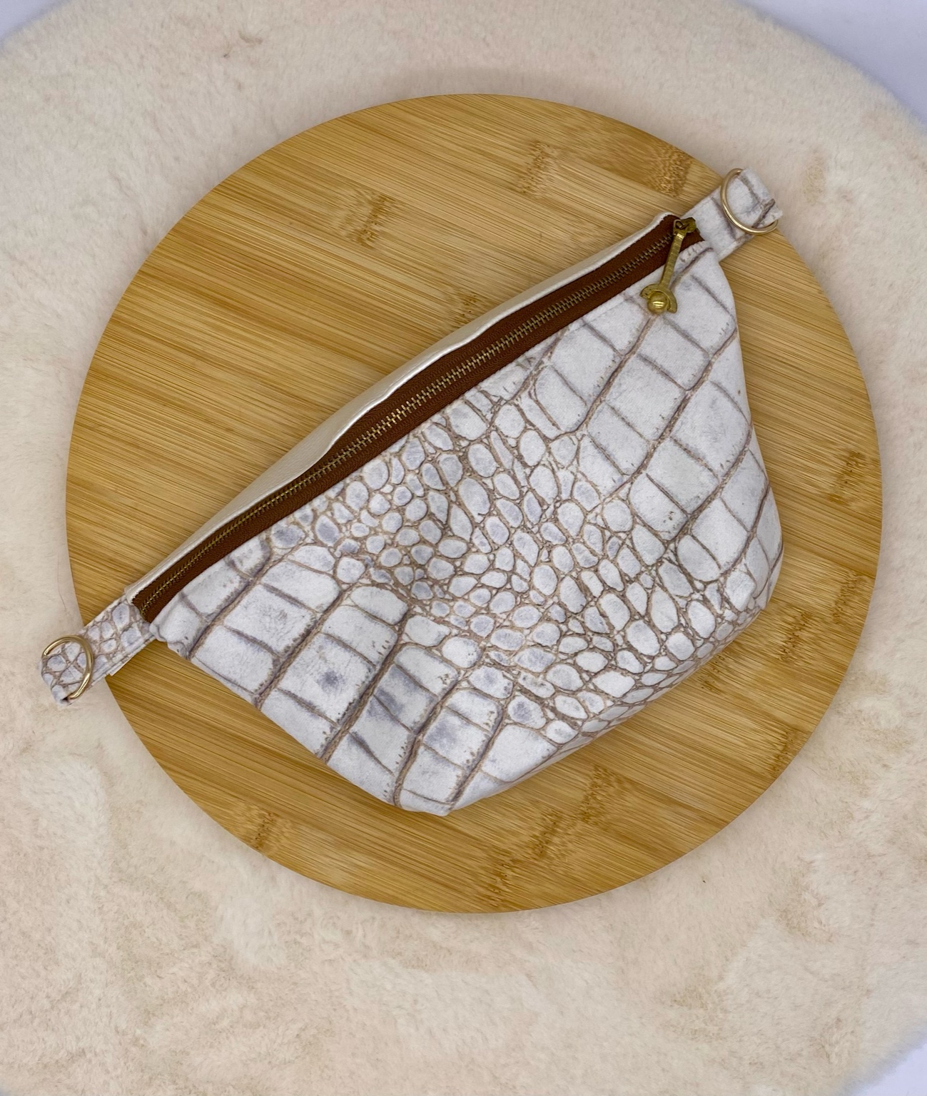 Helle Bauchtasche in Croco-Optik