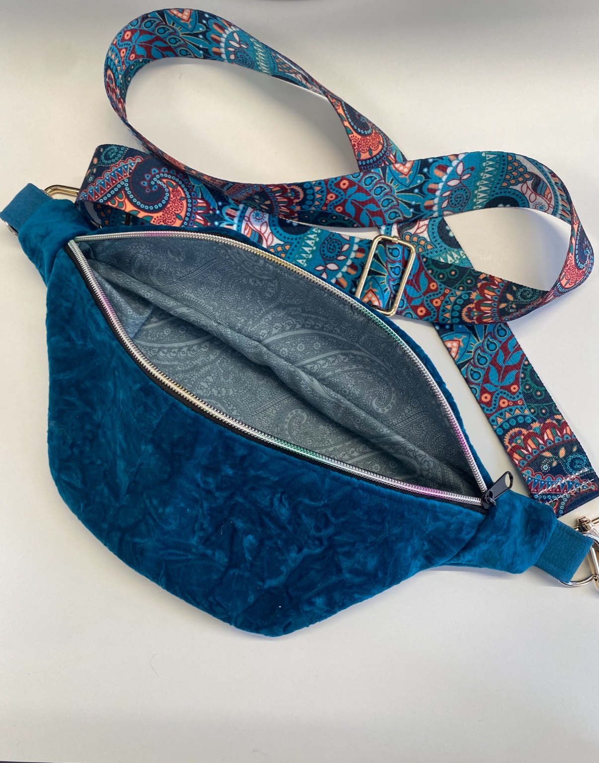 Bauchtasche aus petrolfarbenem Velours