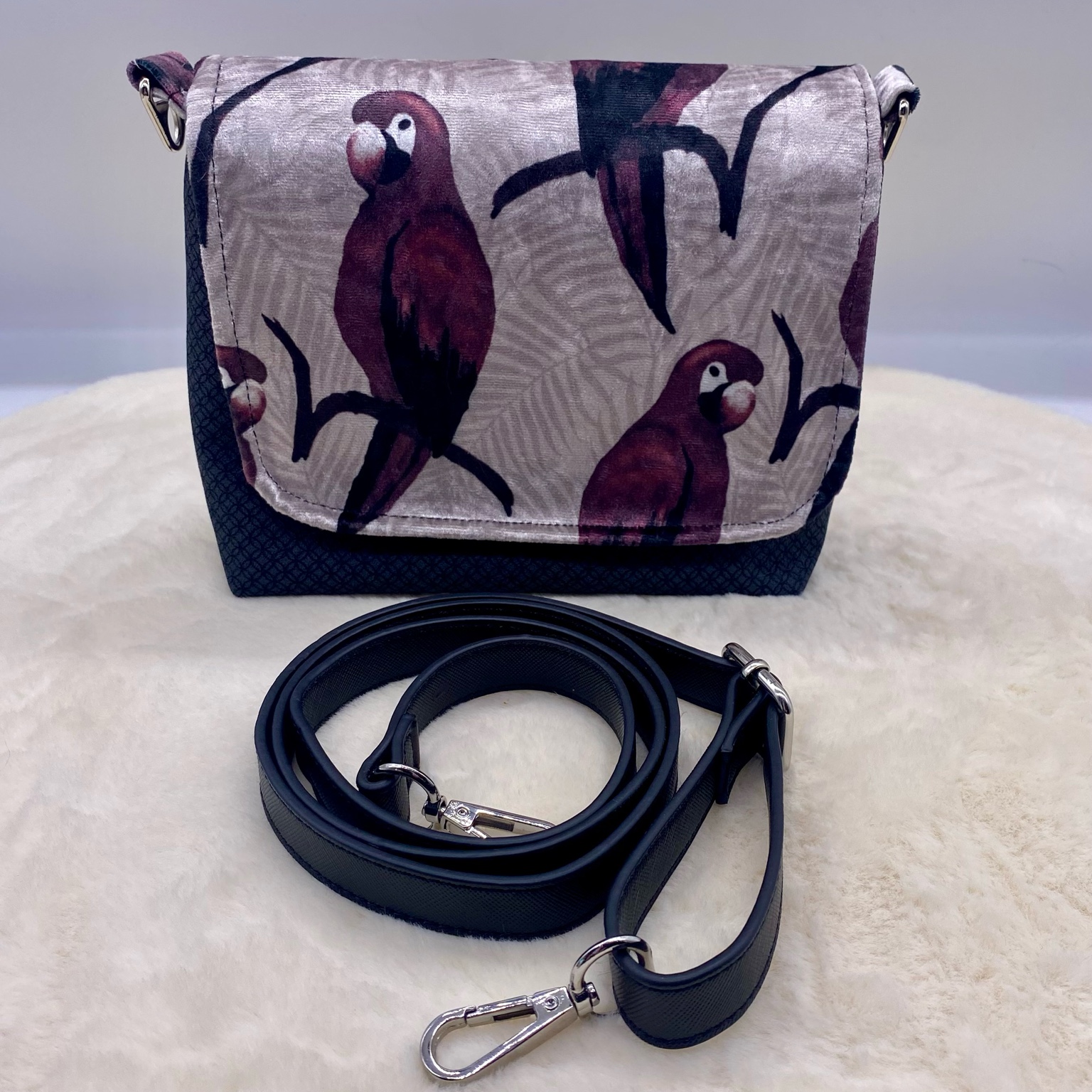 Crossbody-Bag mit Papageien-Motiv