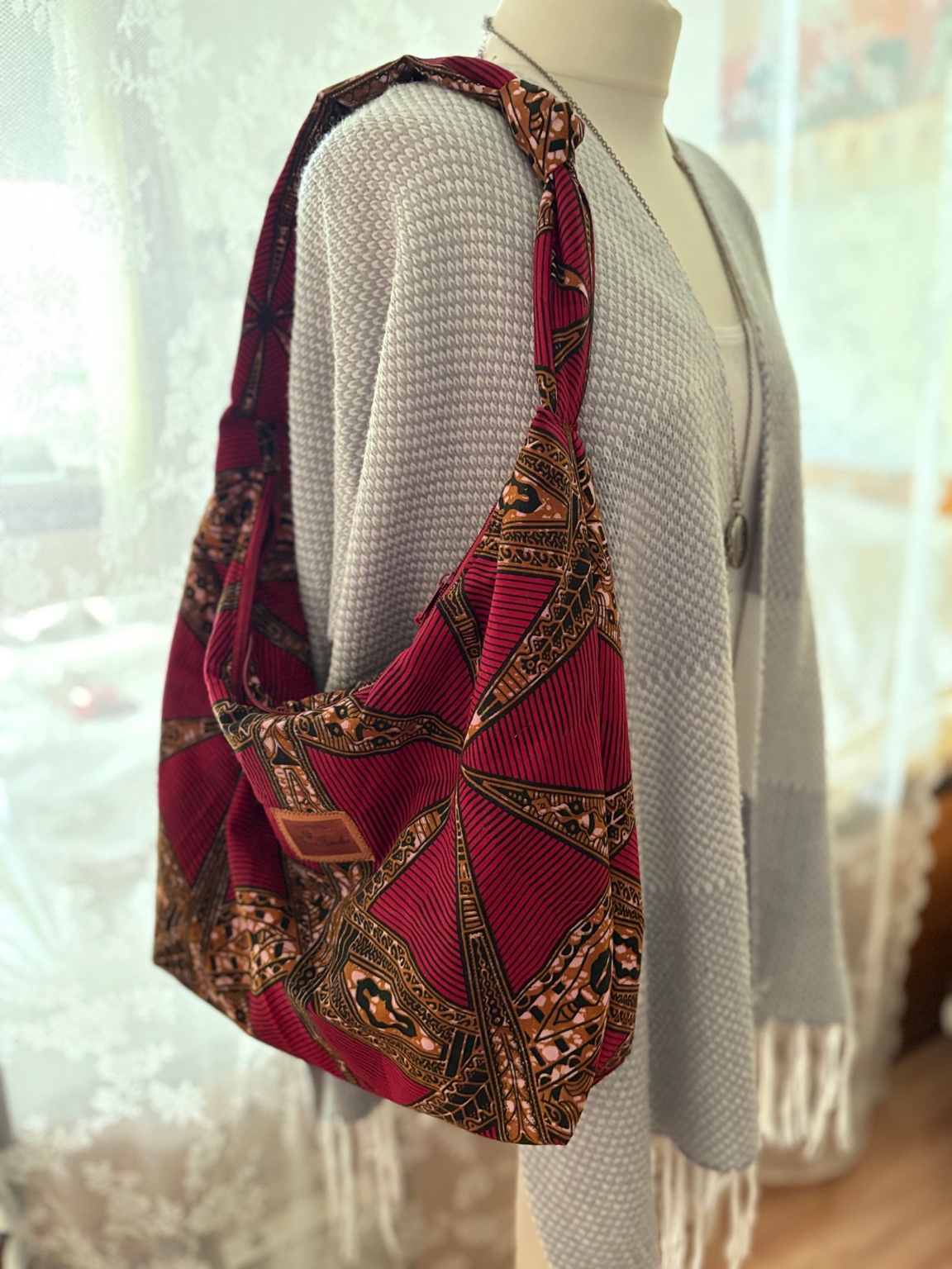 Rote Hobo-Bag im Boho-Stil