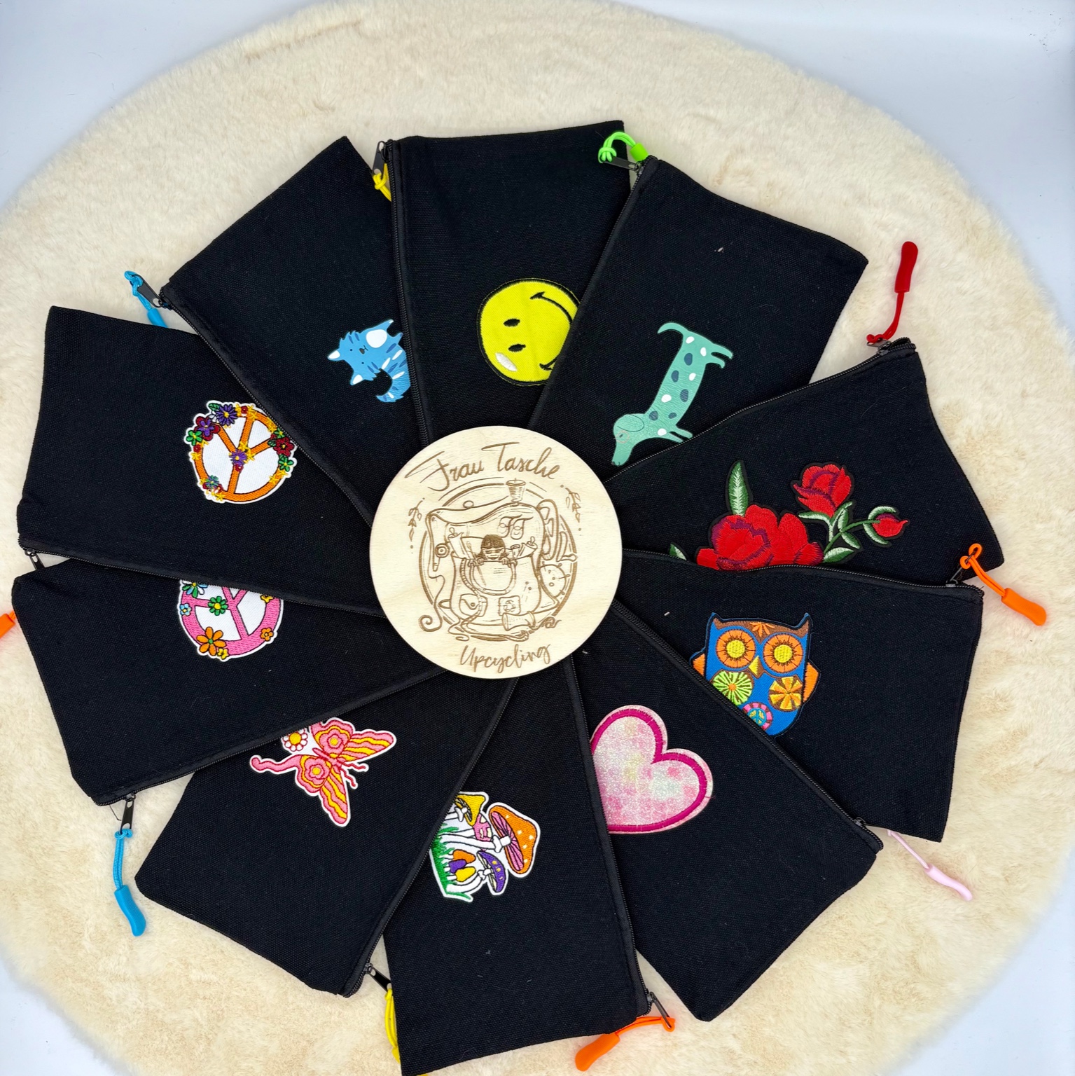 Patch-Etuis in Schwarz-Bunt